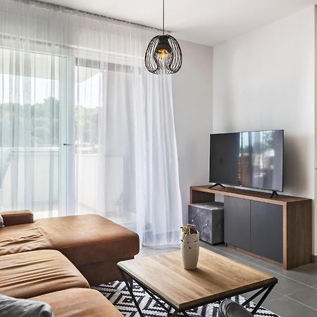 Amazing Apartment In Premantura With Kitchen エクステリア 写真