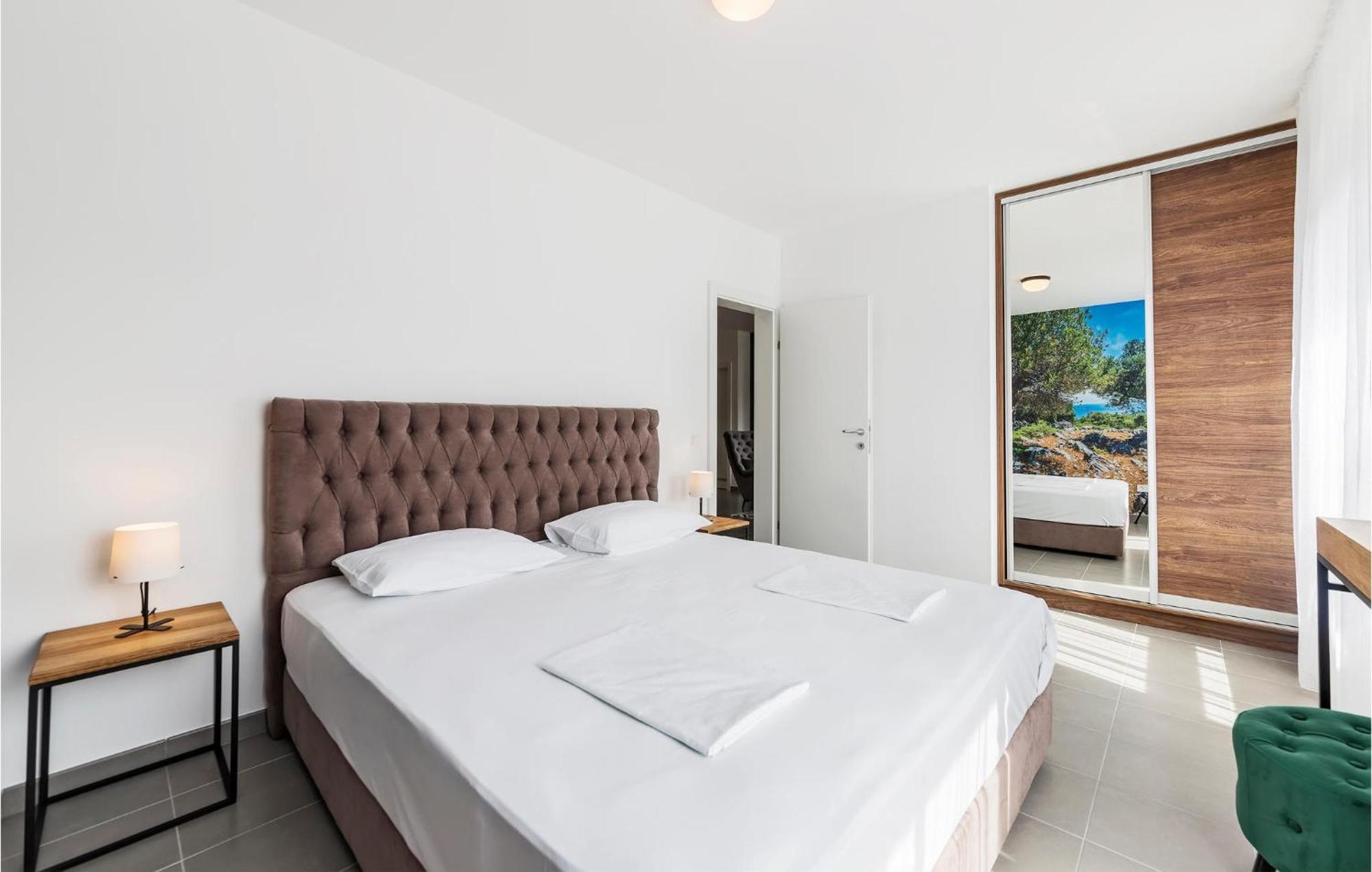 Amazing Apartment In Premantura With Kitchen エクステリア 写真