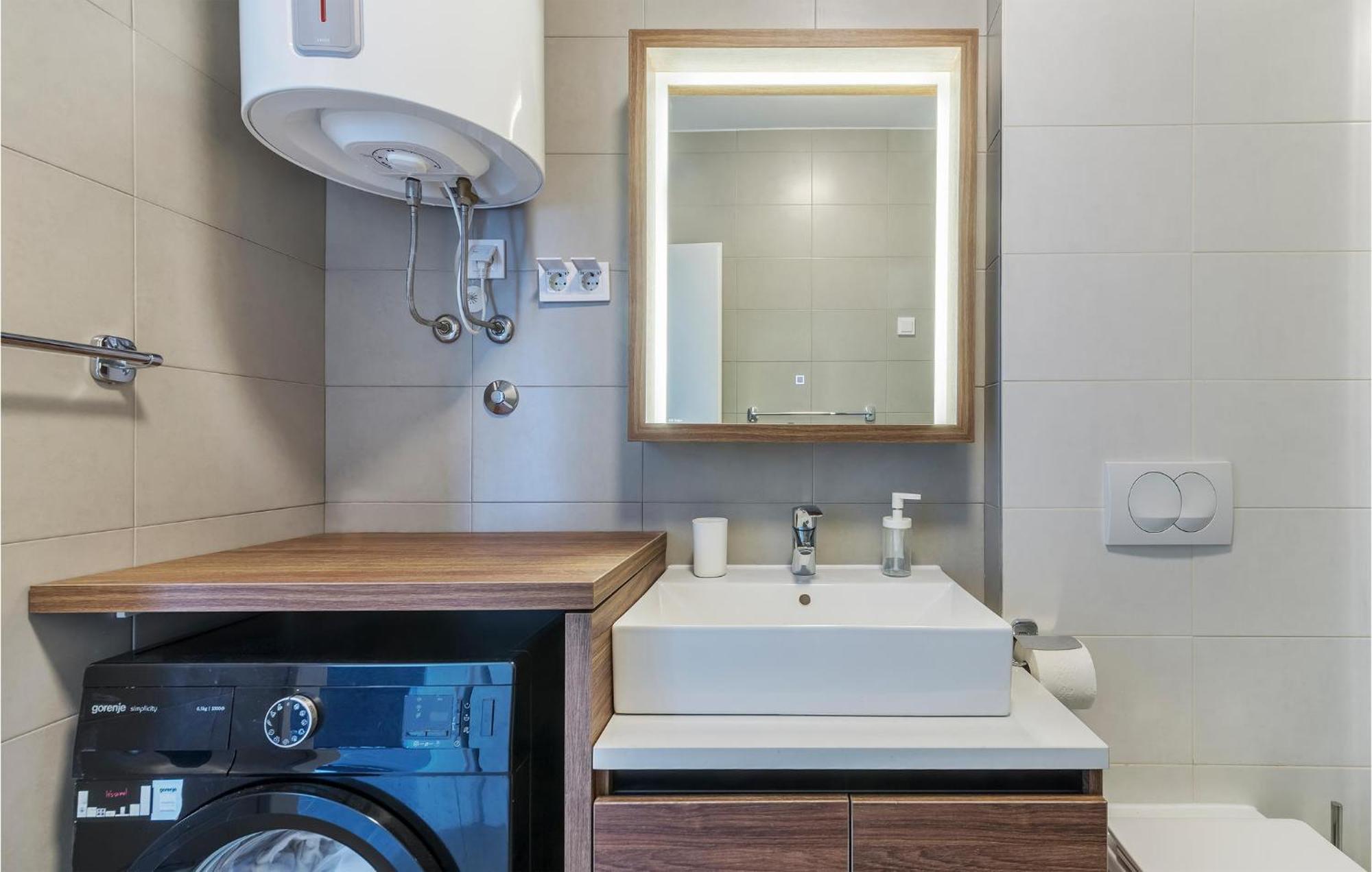 Amazing Apartment In Premantura With Kitchen エクステリア 写真