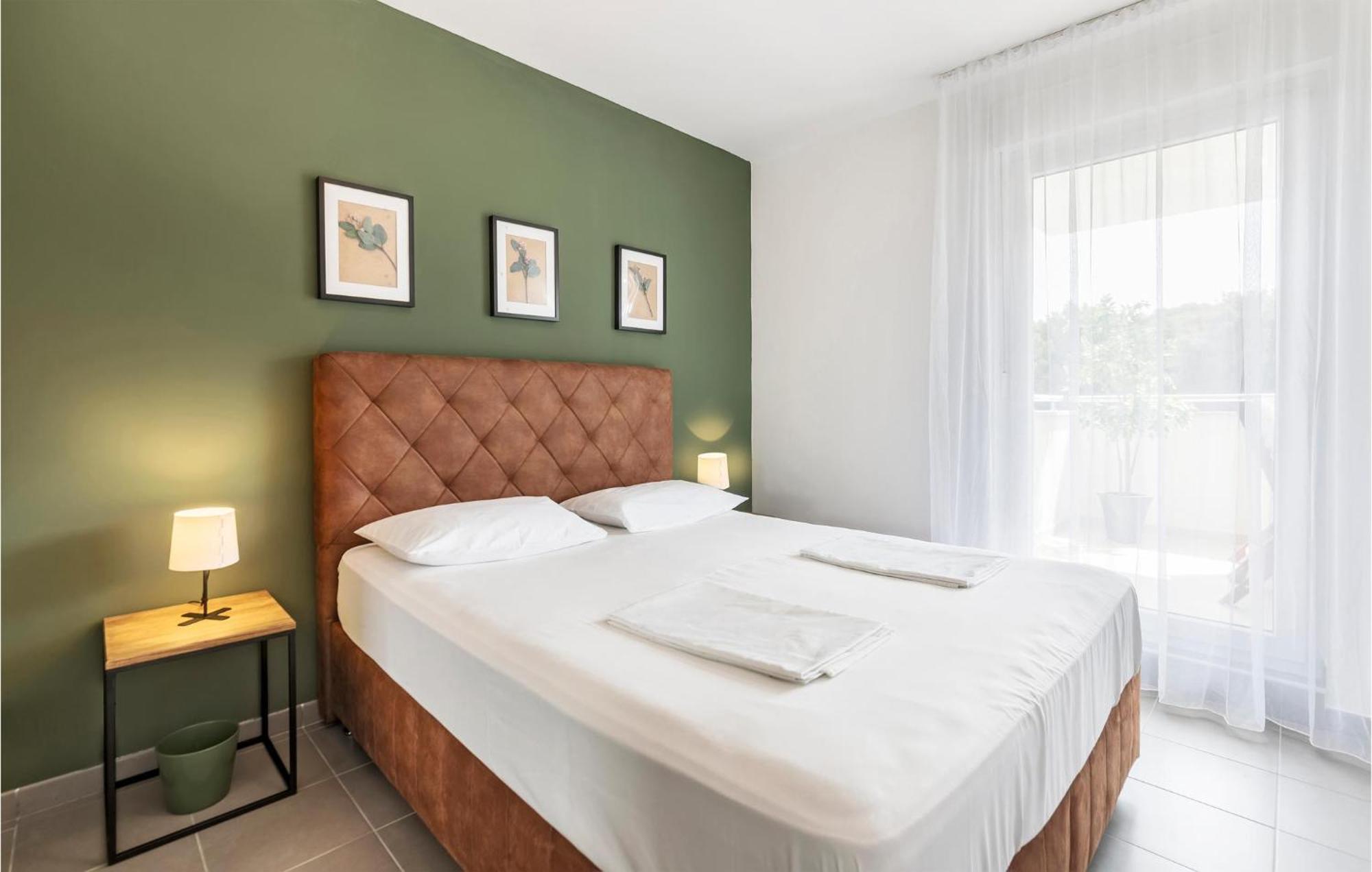 Amazing Apartment In Premantura With Kitchen エクステリア 写真
