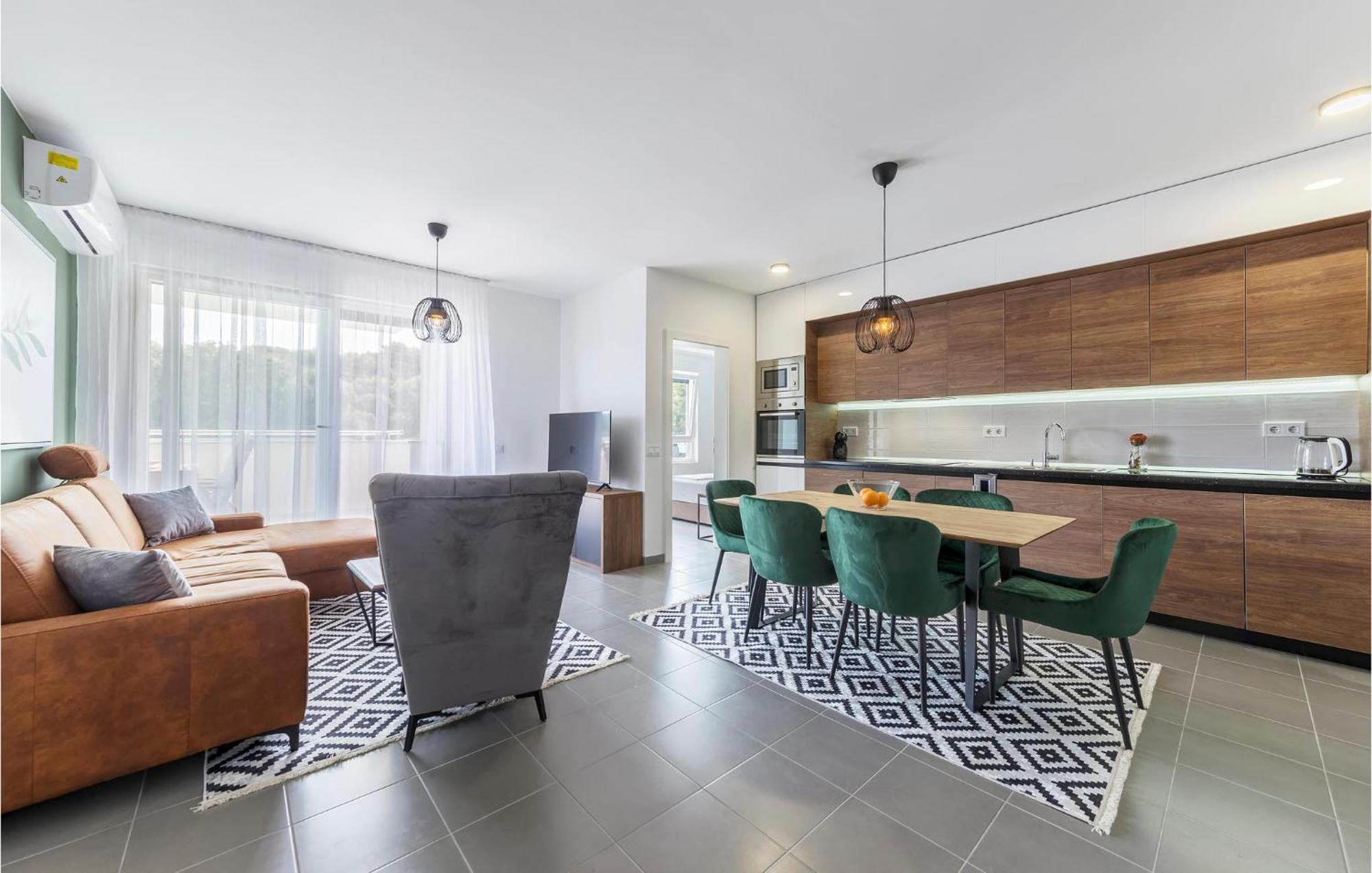 Amazing Apartment In Premantura With Kitchen エクステリア 写真