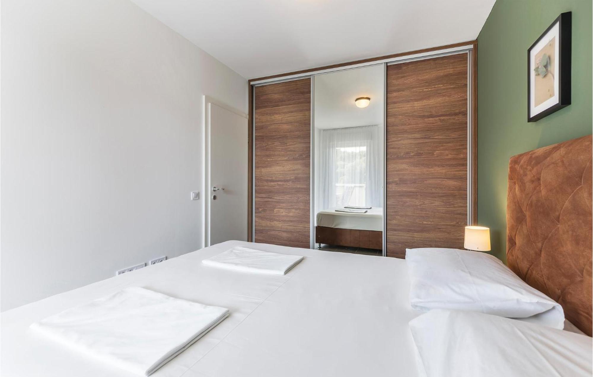 Amazing Apartment In Premantura With Kitchen エクステリア 写真