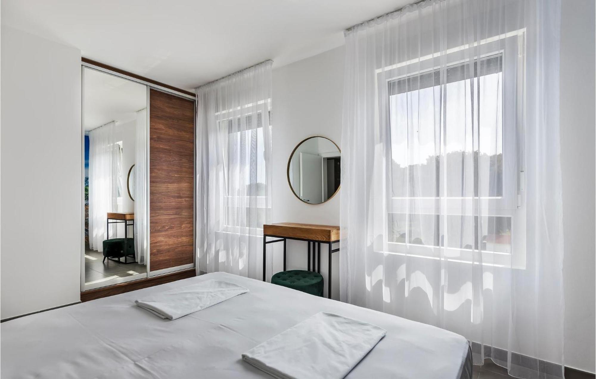 Amazing Apartment In Premantura With Kitchen エクステリア 写真