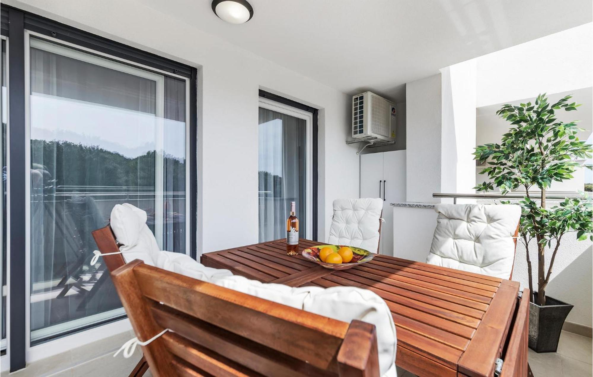 Amazing Apartment In Premantura With Kitchen エクステリア 写真