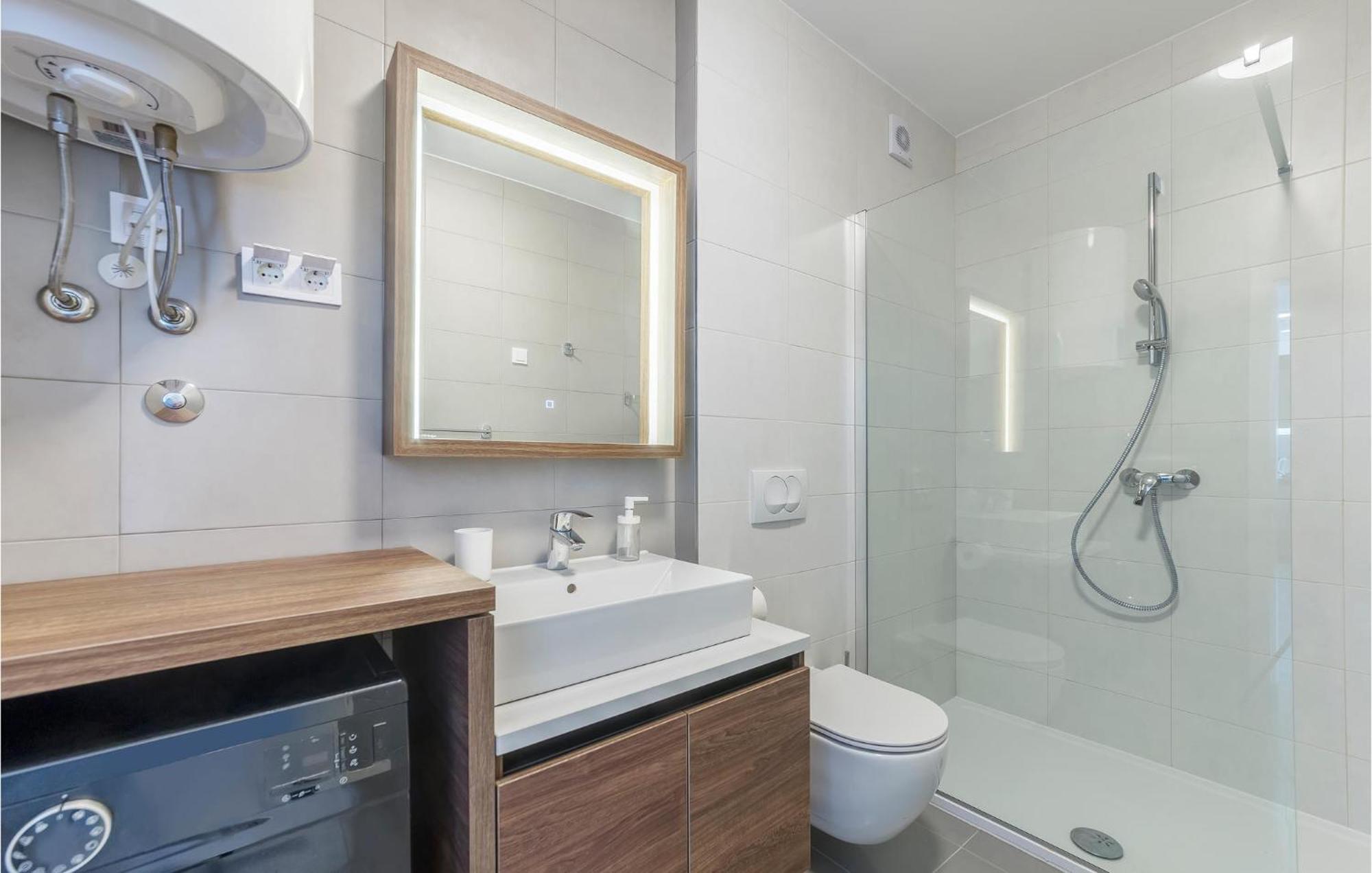 Amazing Apartment In Premantura With Kitchen エクステリア 写真