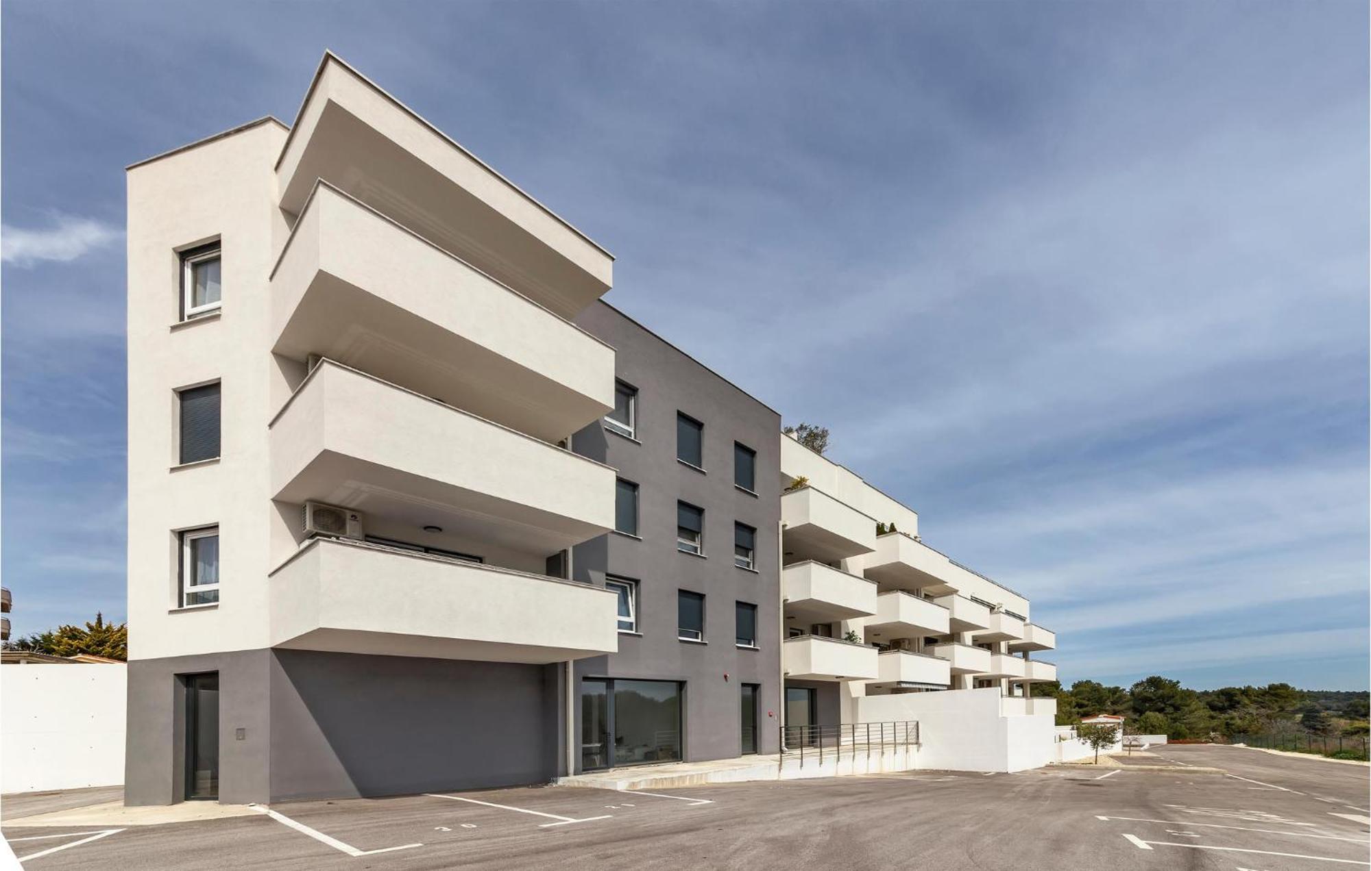 Amazing Apartment In Premantura With Kitchen エクステリア 写真