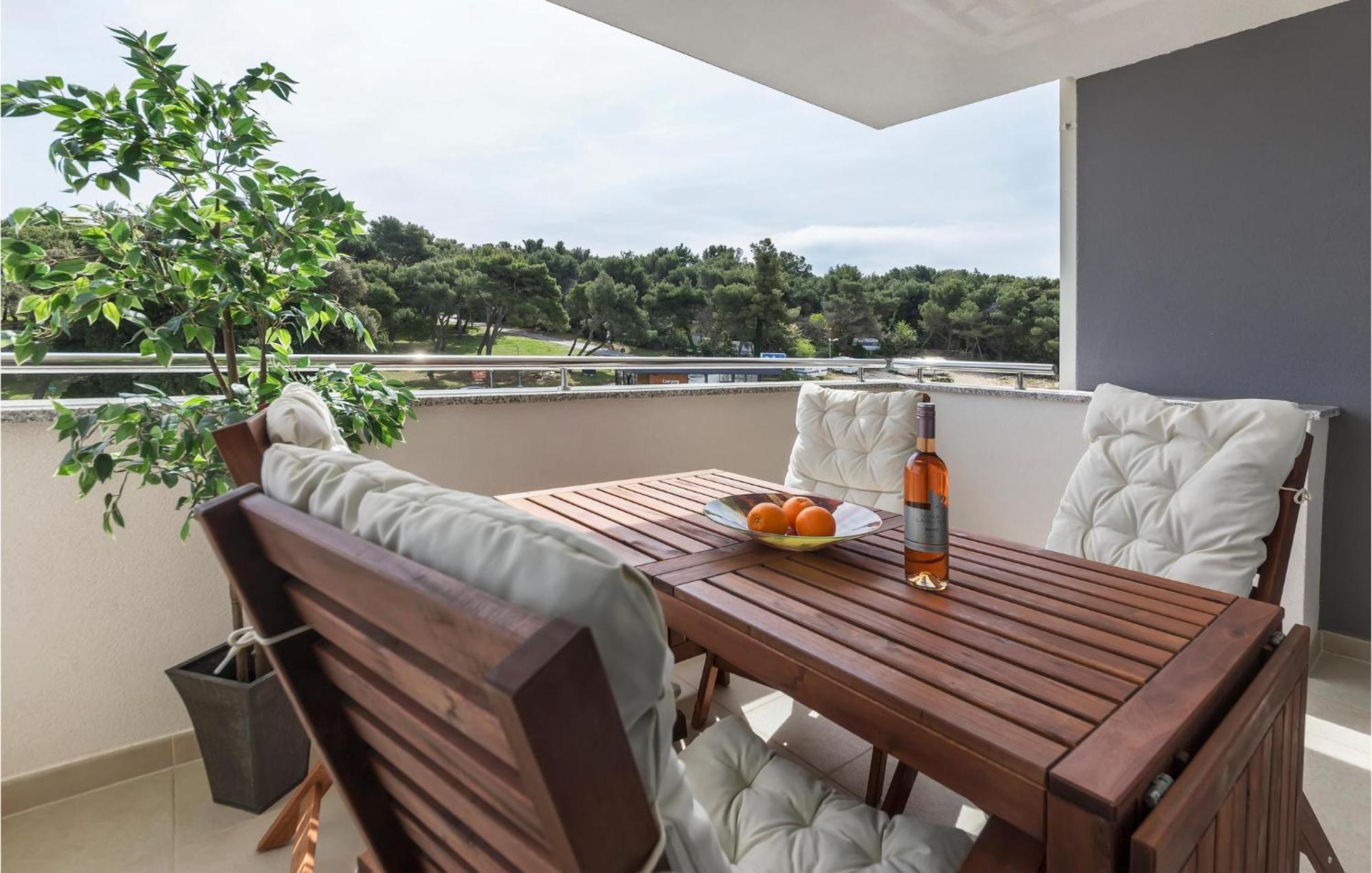 Amazing Apartment In Premantura With Kitchen エクステリア 写真