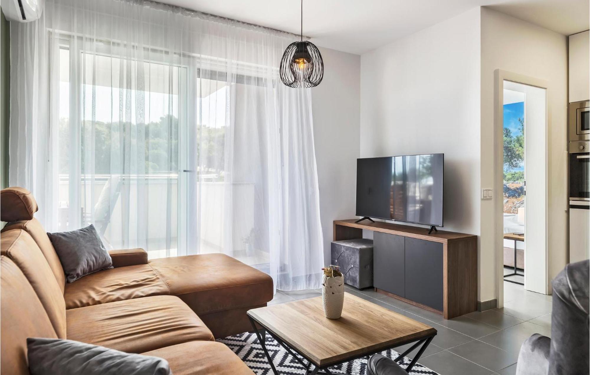 Amazing Apartment In Premantura With Kitchen エクステリア 写真