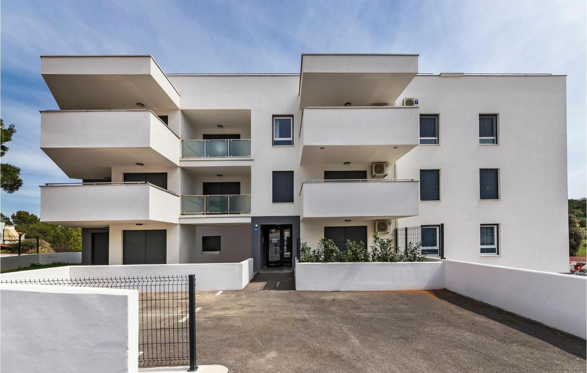 Amazing Apartment In Premantura With Kitchen エクステリア 写真